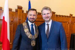 umk_0362.jpg-Aleksander Miszalski, gratulacje, prezydent, goście, zaprzysiężenie, ślubowanie