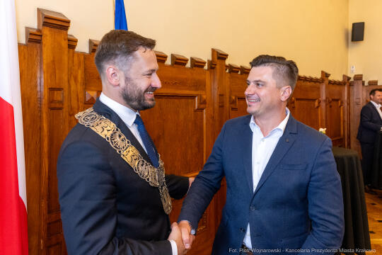 umk_0364.jpg-Aleksander Miszalski, gratulacje, prezydent, goście, zaprzysiężenie, ślubowanie