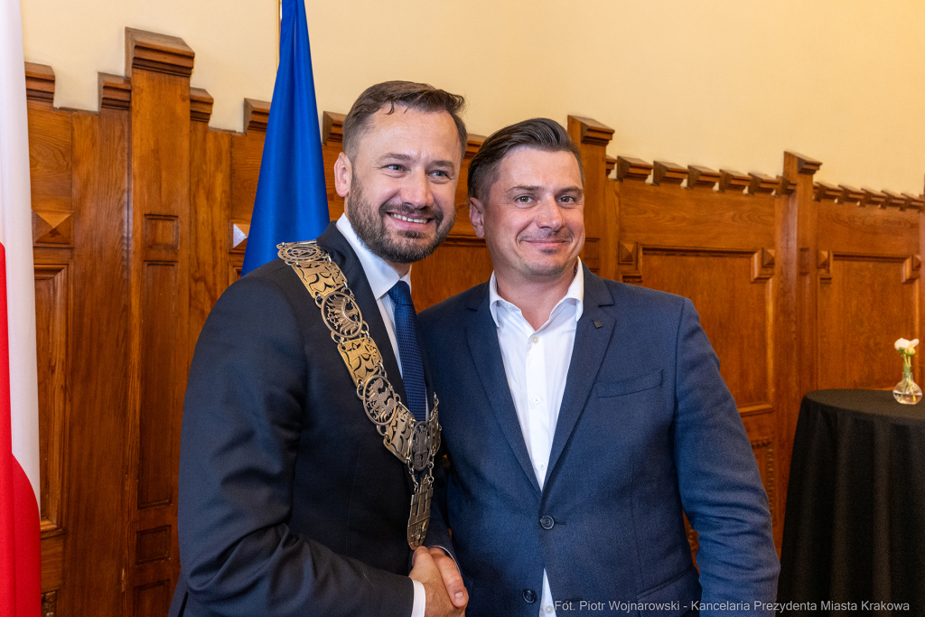 umk_0366.jpg-Aleksander Miszalski, gratulacje, prezydent, goście, zaprzysiężenie, ślubowanie  Autor: P. Wojnarowski