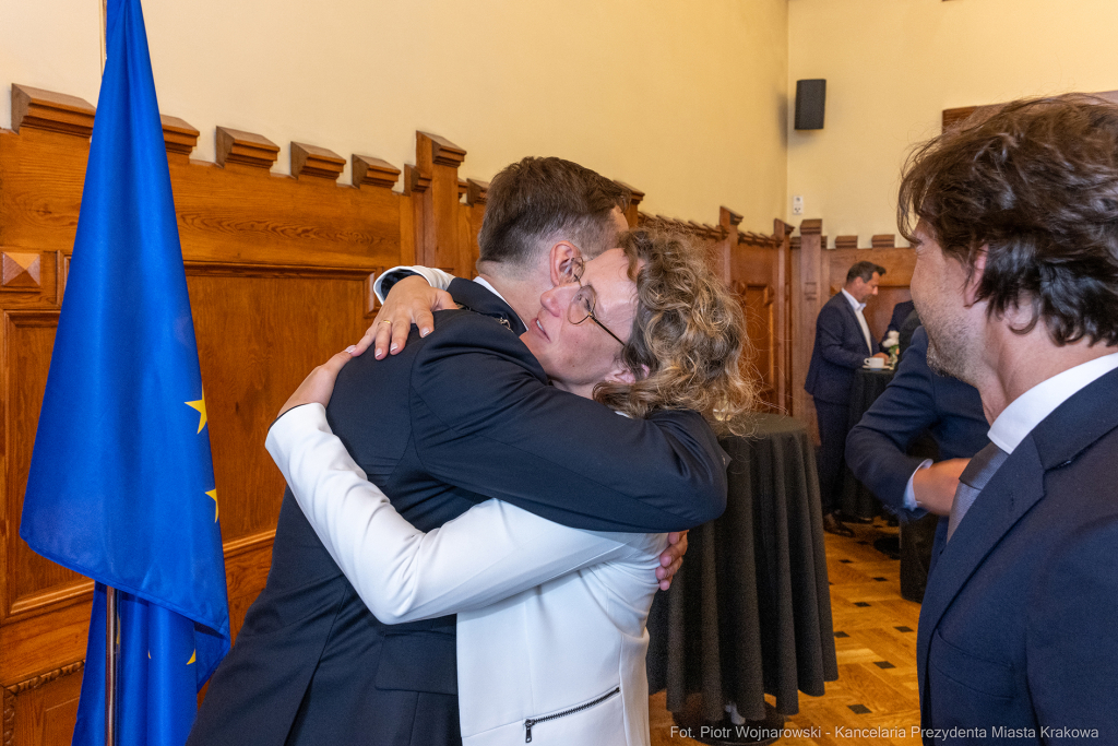 umk_0367.jpg-Aleksander Miszalski, gratulacje, prezydent, goście, zaprzysiężenie, ślubowanie  Autor: P. Wojnarowski