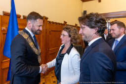 umk_0368.jpg-Aleksander Miszalski, gratulacje, prezydent, goście, zaprzysiężenie, ślubowanie