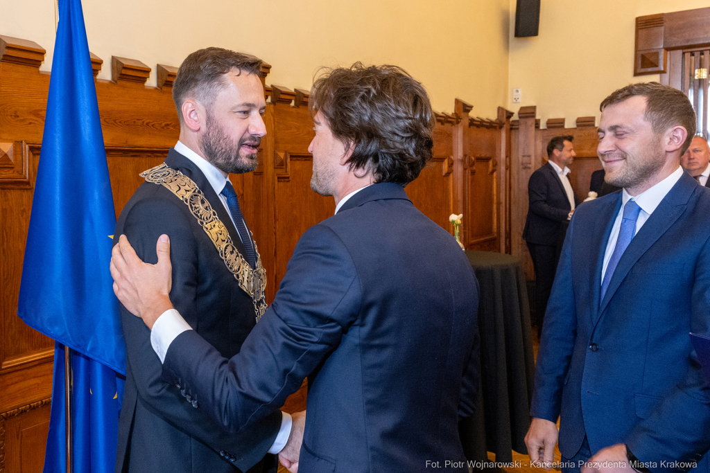 umk_0371.jpg-Aleksander Miszalski, gratulacje, prezydent, goście, zaprzysiężenie, ślubowanie  Autor: P. Wojnarowski