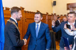 umk_0374.jpg-Aleksander Miszalski, gratulacje, prezydent, goście, zaprzysiężenie, ślubowanie