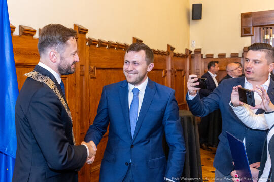 umk_0374.jpg-Aleksander Miszalski, gratulacje, prezydent, goście, zaprzysiężenie, ślubowanie