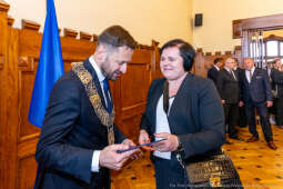 umk_0376.jpg-Aleksander Miszalski, gratulacje, prezydent, goście, zaprzysiężenie, ślubowanie