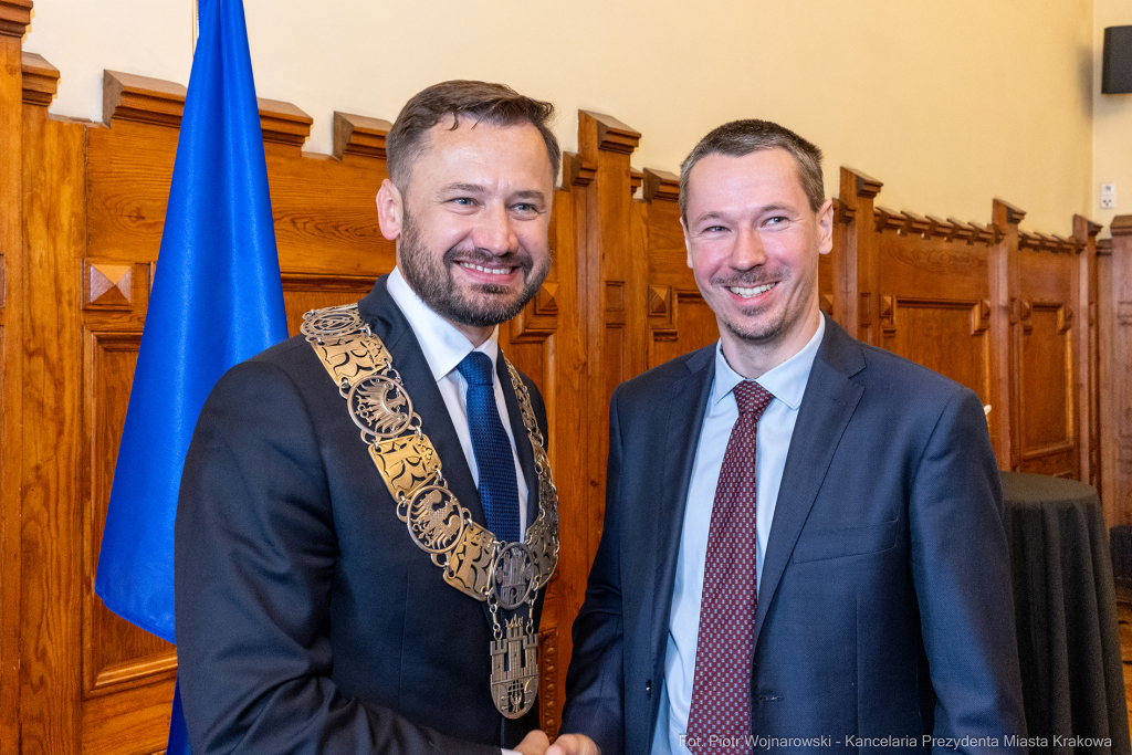 umk_0378.jpg-Aleksander Miszalski, gratulacje, prezydent, goście, zaprzysiężenie, ślubowanie  Autor: P. Wojnarowski
