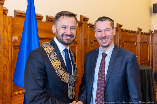 umk_0378.jpg-Aleksander Miszalski, gratulacje, prezydent, goście, zaprzysiężenie, ślubowanie