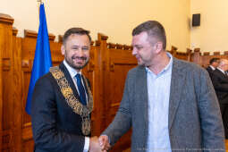 umk_0380.jpg-Aleksander Miszalski, gratulacje, prezydent, goście, zaprzysiężenie, ślubowanie