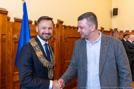 umk_0380.jpg-Aleksander Miszalski, gratulacje, prezydent, goście, zaprzysiężenie, ślubowanie