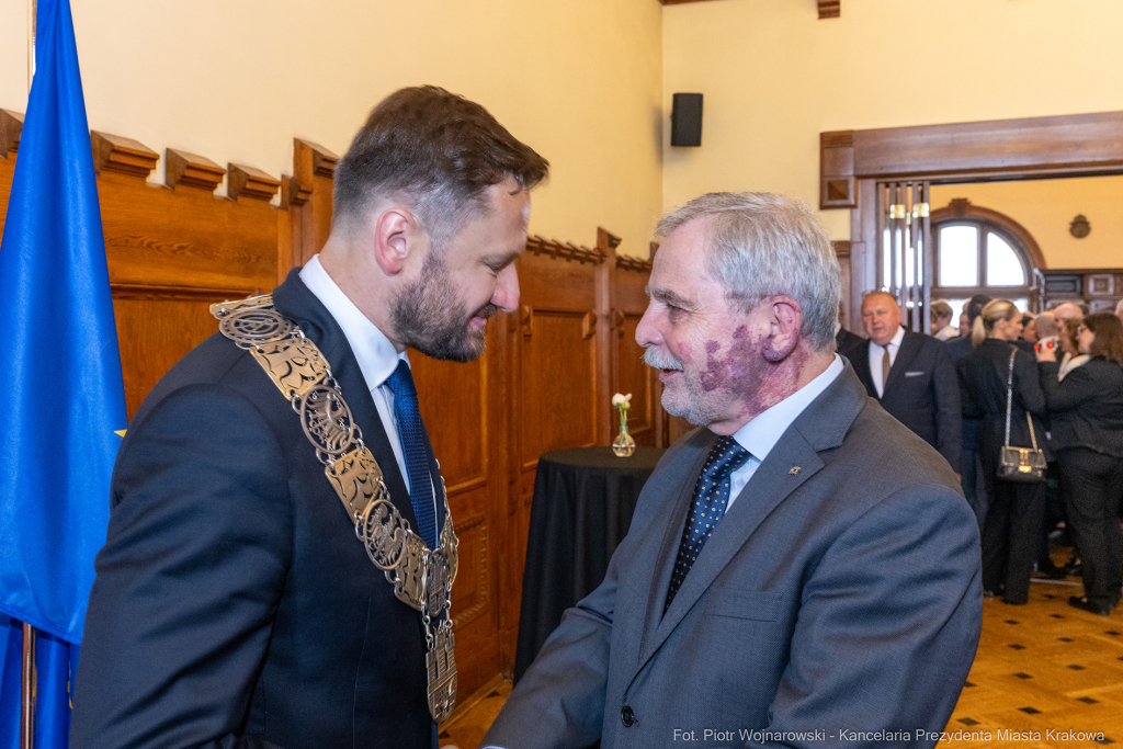 umk_0381.jpg-Aleksander Miszalski, gratulacje, prezydent, goście, zaprzysiężenie, ślubowanie  Autor: P. Wojnarowski