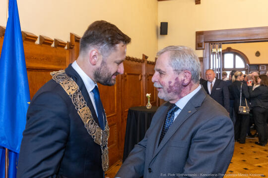 umk_0381.jpg-Aleksander Miszalski, gratulacje, prezydent, goście, zaprzysiężenie, ślubowanie