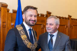 umk_0383.jpg-Aleksander Miszalski, gratulacje, prezydent, goście, zaprzysiężenie, ślubowanie