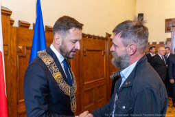 umk_0385.jpg-Aleksander Miszalski, gratulacje, prezydent, goście, zaprzysiężenie, ślubowanie