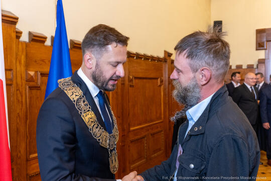 umk_0385.jpg-Aleksander Miszalski, gratulacje, prezydent, goście, zaprzysiężenie, ślubowanie