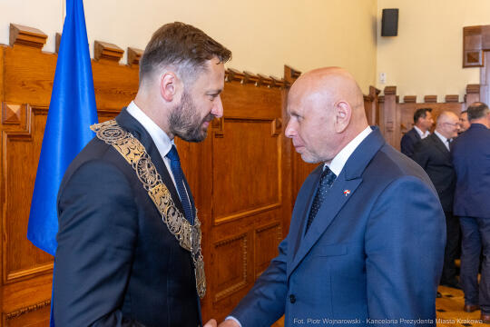 umk_0386.jpg-Aleksander Miszalski, gratulacje, prezydent, goście, zaprzysiężenie, ślubowanie