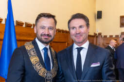 umk_0389.jpg-Aleksander Miszalski, gratulacje, prezydent, goście, zaprzysiężenie, ślubowanie
