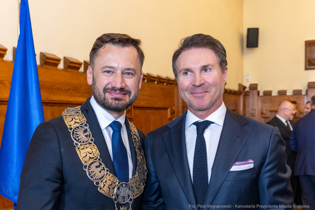 umk_0389.jpg-Aleksander Miszalski, gratulacje, prezydent, goście, zaprzysiężenie, ślubowanie  Autor: P. Wojnarowski