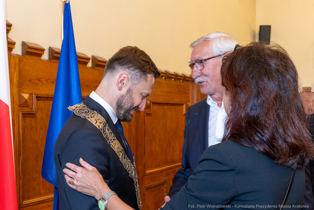 umk_0392.jpg-Aleksander Miszalski, gratulacje, prezydent, goście, zaprzysiężenie, ślubowanie  Autor: P. Wojnarowski