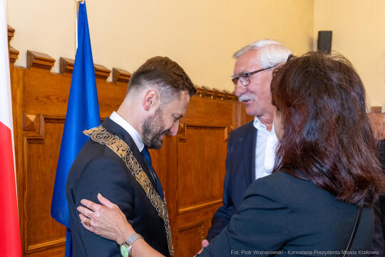umk_0392.jpg-Aleksander Miszalski, gratulacje, prezydent, goście, zaprzysiężenie, ślubowanie