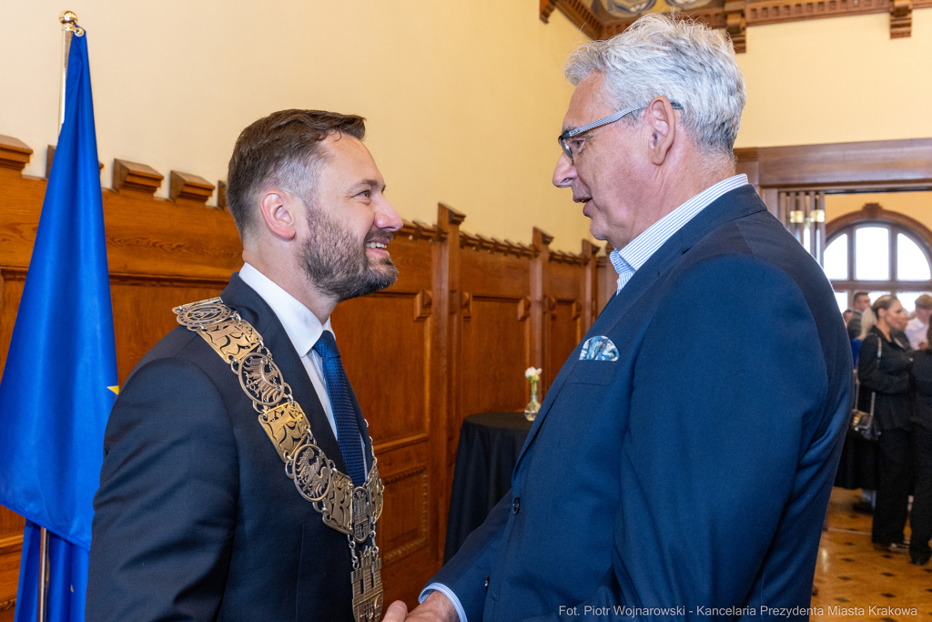 umk_0398.jpg-Aleksander Miszalski, gratulacje, prezydent, goście, zaprzysiężenie, ślubowanie  Autor: P. Wojnarowski