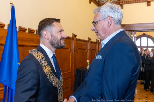 umk_0398.jpg-Aleksander Miszalski, gratulacje, prezydent, goście, zaprzysiężenie, ślubowanie