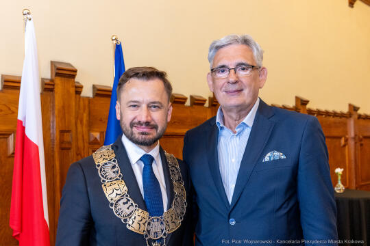 umk_0400.jpg-Aleksander Miszalski, gratulacje, prezydent, goście, zaprzysiężenie, ślubowanie