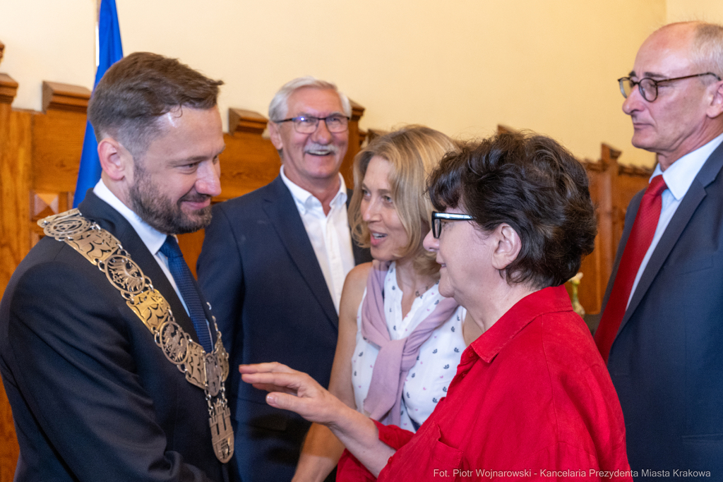 umk_0401.jpg-Aleksander Miszalski, gratulacje, prezydent, goście, zaprzysiężenie, ślubowanie  Autor: P. Wojnarowski