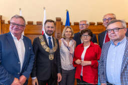 umk_0404.jpg-Aleksander Miszalski, gratulacje, prezydent, goście, zaprzysiężenie, ślubowanie