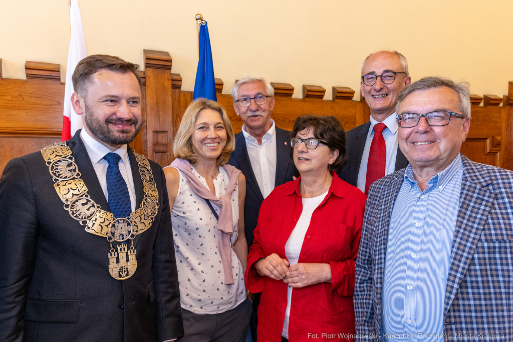 umk_0408.jpg-Aleksander Miszalski, gratulacje, prezydent, goście, zaprzysiężenie, ślubowanie  Autor: P. Wojnarowski