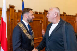 umk_0417.jpg-Aleksander Miszalski, gratulacje, prezydent, goście, zaprzysiężenie, ślubowanie