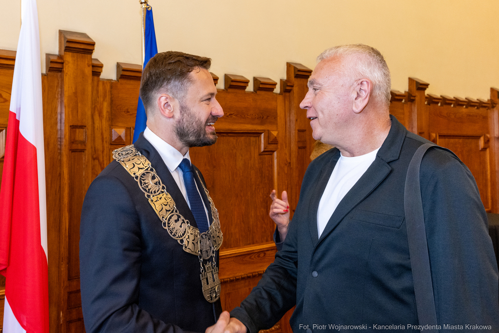 umk_0417.jpg-Aleksander Miszalski, gratulacje, prezydent, goście, zaprzysiężenie, ślubowanie  Autor: P. Wojnarowski