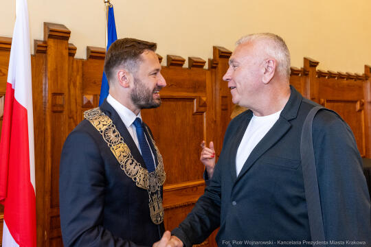 umk_0417.jpg-Aleksander Miszalski, gratulacje, prezydent, goście, zaprzysiężenie, ślubowanie