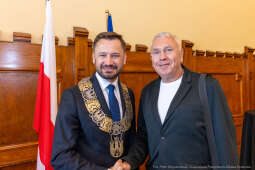 umk_0418.jpg-Aleksander Miszalski, gratulacje, prezydent, goście, zaprzysiężenie, ślubowanie