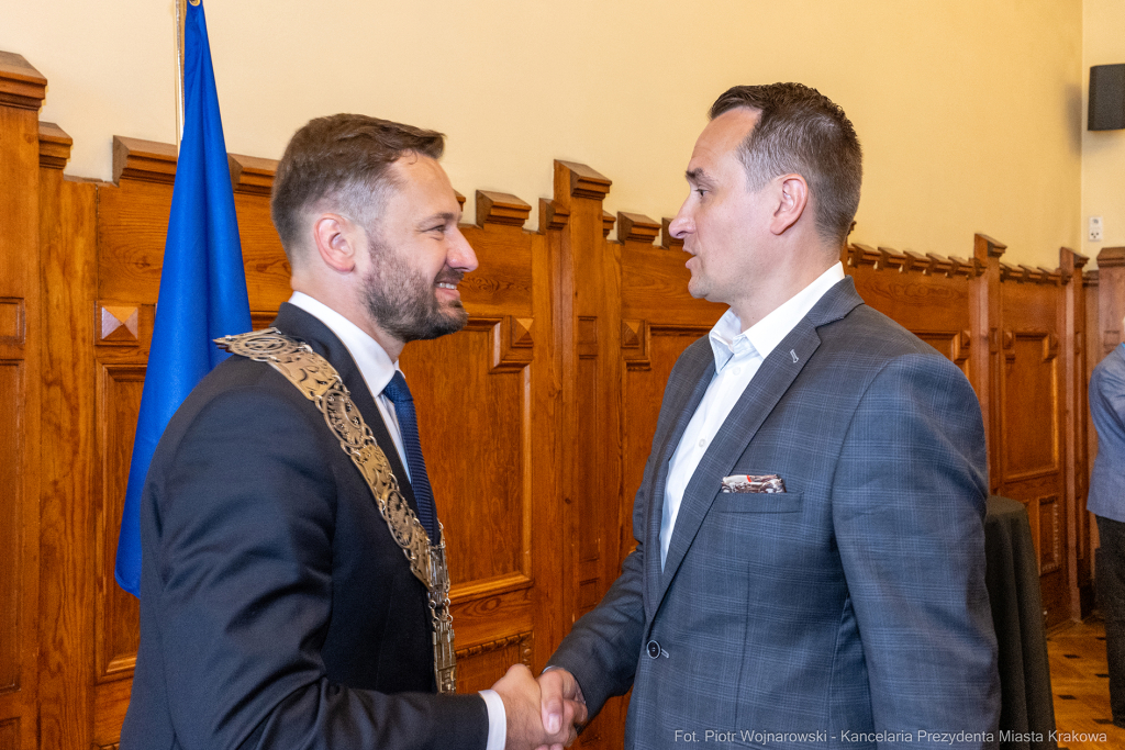 umk_0419.jpg-Aleksander Miszalski, gratulacje, prezydent, goście, zaprzysiężenie, ślubowanie  Autor: P. Wojnarowski