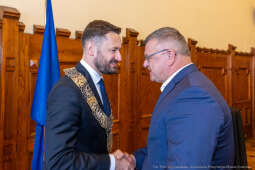 umk_0421.jpg-Aleksander Miszalski, gratulacje, prezydent, goście, zaprzysiężenie, ślubowanie