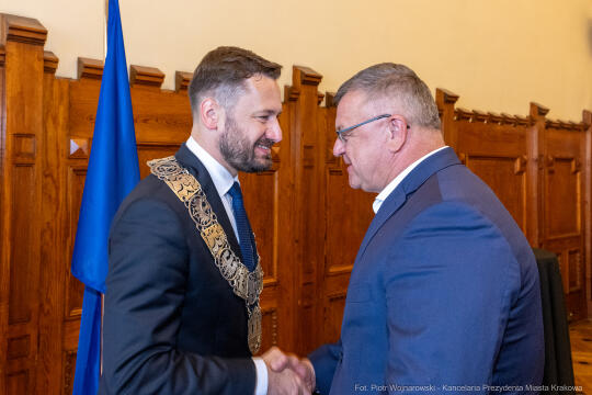 umk_0421.jpg-Aleksander Miszalski, gratulacje, prezydent, goście, zaprzysiężenie, ślubowanie