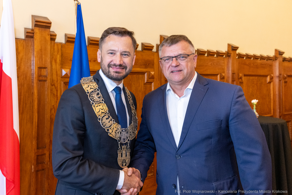 umk_0423.jpg-Aleksander Miszalski, gratulacje, prezydent, goście, zaprzysiężenie, ślubowanie  Autor: P. Wojnarowski