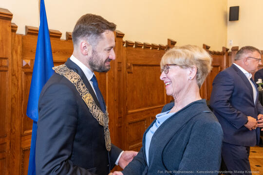 umk_0425.jpg-Aleksander Miszalski, gratulacje, prezydent, goście, zaprzysiężenie, ślubowanie