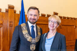 umk_0427.jpg-Aleksander Miszalski, gratulacje, prezydent, goście, zaprzysiężenie, ślubowanie