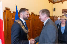 umk_0429.jpg-Aleksander Miszalski, gratulacje, prezydent, goście, zaprzysiężenie, ślubowanie