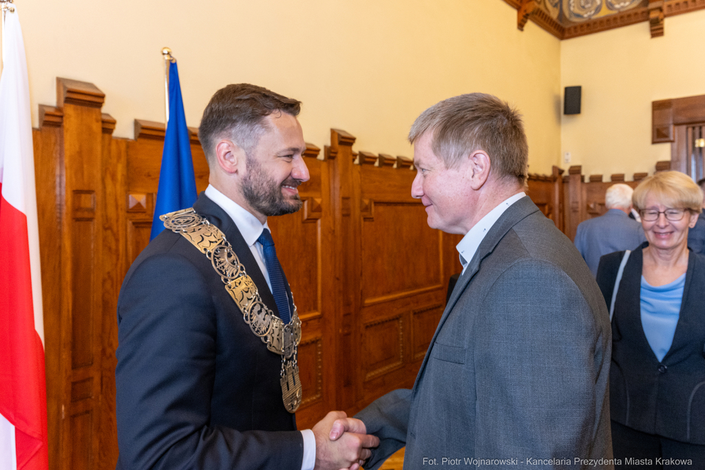 umk_0429.jpg-Aleksander Miszalski, gratulacje, prezydent, goście, zaprzysiężenie, ślubowanie  Autor: P. Wojnarowski