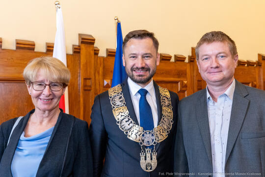 umk_0430.jpg-Aleksander Miszalski, gratulacje, prezydent, goście, zaprzysiężenie, ślubowanie