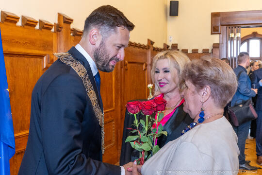 umk_0432.jpg-Aleksander Miszalski, gratulacje, prezydent, goście, zaprzysiężenie, ślubowanie