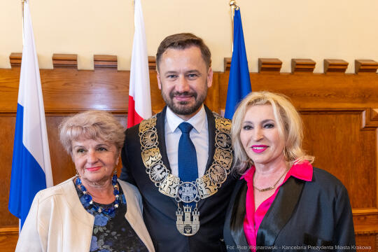 umk_0434.jpg-Aleksander Miszalski, gratulacje, prezydent, goście, zaprzysiężenie, ślubowanie
