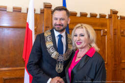 umk_0435.jpg-Aleksander Miszalski, gratulacje, prezydent, goście, zaprzysiężenie, ślubowanie