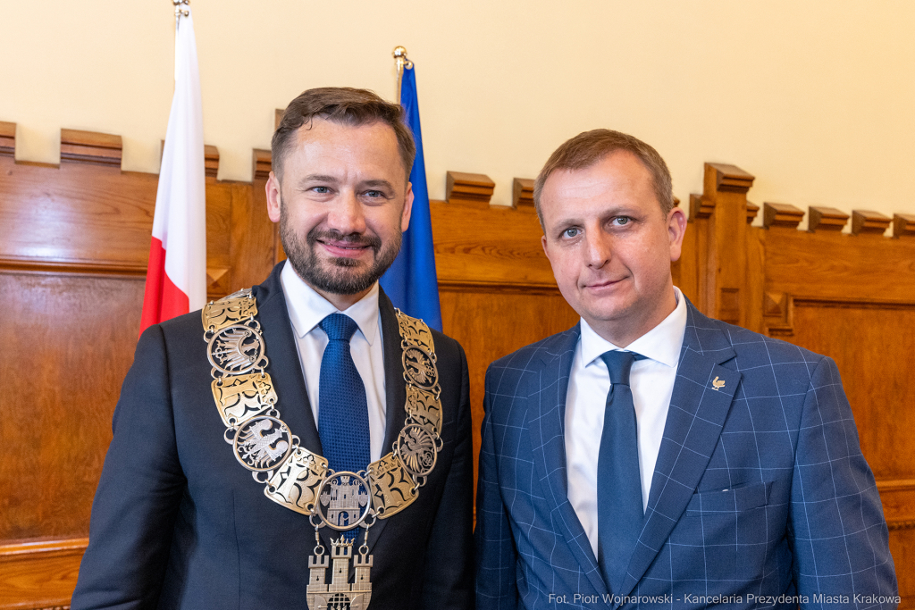 umk_0439.jpg-Aleksander Miszalski, gratulacje, prezydent, goście, zaprzysiężenie, ślubowanie  Autor: P. Wojnarowski