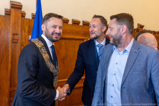 umk_0455.jpg-Aleksander Miszalski, gratulacje, prezydent, goście, zaprzysiężenie, ślubowanie