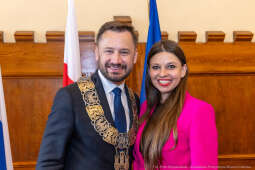 umk_0458.jpg-Aleksander Miszalski, gratulacje, prezydent, goście, zaprzysiężenie, ślubowanie