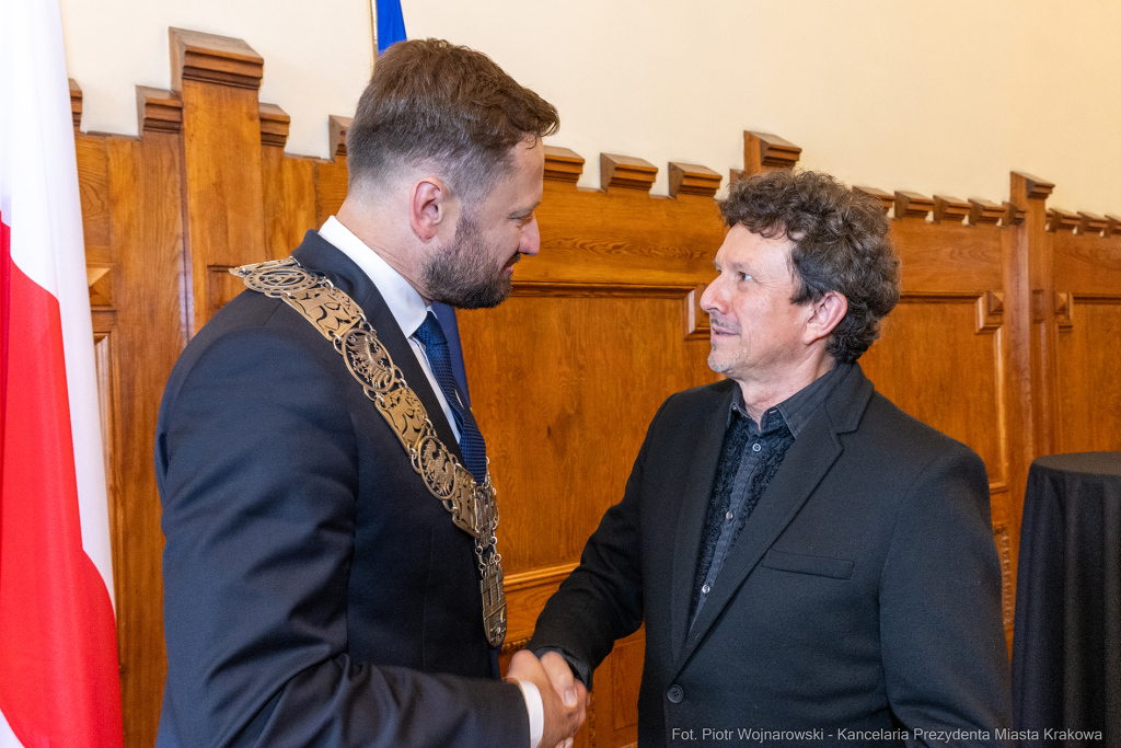 umk_0462.jpg-Aleksander Miszalski, gratulacje, prezydent, goście, zaprzysiężenie, ślubowanie  Autor: P. Wojnarowski