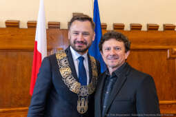 umk_0463.jpg-Aleksander Miszalski, gratulacje, prezydent, goście, zaprzysiężenie, ślubowanie